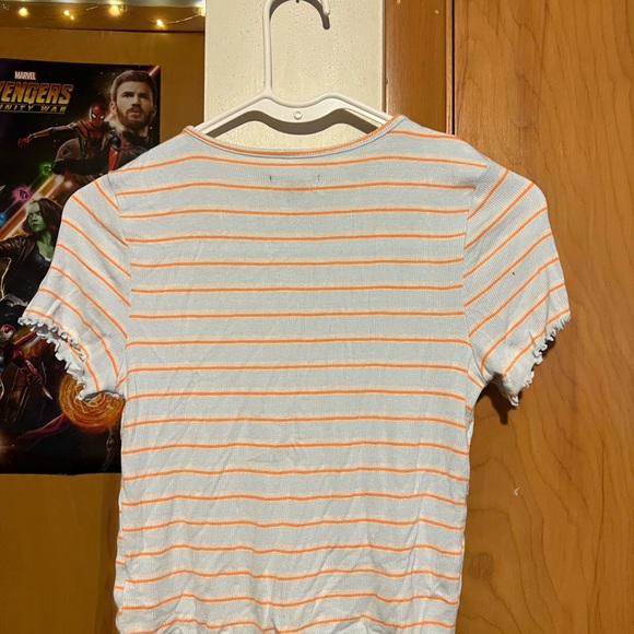 a stripped cropped t-shirt - Picture 2 of 3